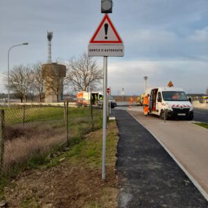 FEU PERMANENT A LEDS RACCORDEMENT SUR SECTEUR OU ALIMENTATION SOLAIRE