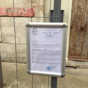 VITRINE ANTIVOL FORMAT A4 SUR CLÔTURE DE CHANTIER - 1
